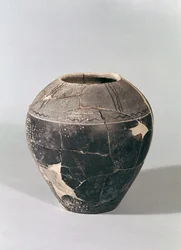 Engobe vas dekorerad med böljande linjer, Tene III (keramik)
